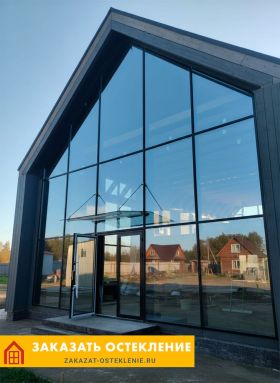 Частный дом с витражным остеклением и панорамным видом