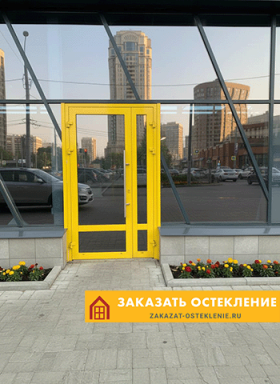 Разноцветные двери со стеклом
