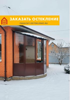 Дом с тамбуром нестандартной формы с остеклением алюминием