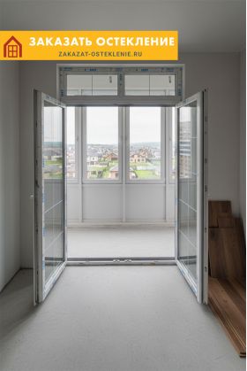 Белый балкон с теплым алюминиевым остеклением с многокамерными стеклопакетами