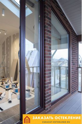 Коричневые портальные двери в зимний сад с панорамным остеклением