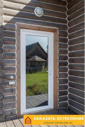 Тёплая входная дверь белого цвета со стеклом