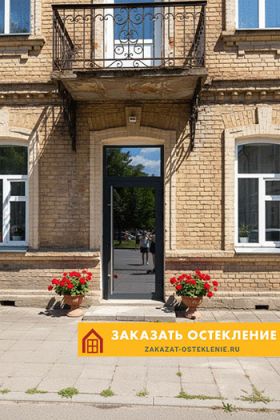 Уличная дверь со стеклом из алюминиевого профиля