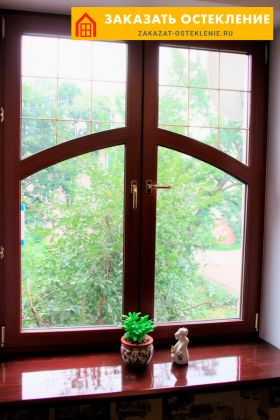 Пластиковое окно коричневого цвета с подоконником