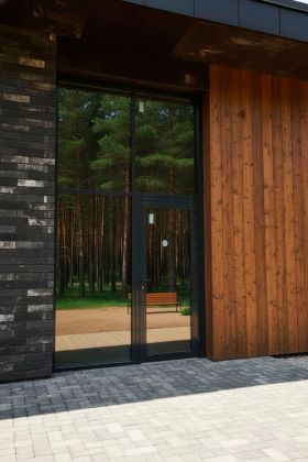 Входная алюминиевая дверь для бутика с панорманым остеклением