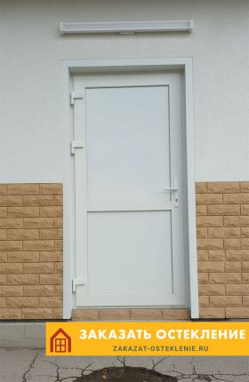 Входная дверь для дома из теплого пластикового профиля без стекла