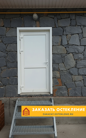 Пластиковая дверь белого цвета без стекла