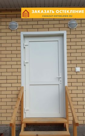 Глухая пластиковая входная дверь без стекла