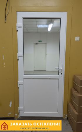 Межкомнатная пластиковая дверь белого цвета для частного дома