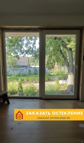 Раздвижная алюминиевая дверь со стеклом на входе в частный дом