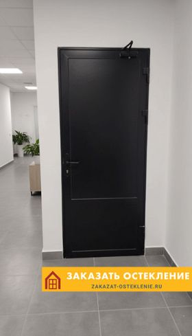 Глухая алюминиевая дверь для входа с улицы