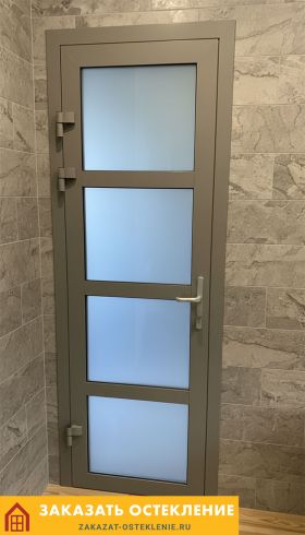 Стильная межкомнатная дверь из алюминиевого профиля с матовым стеклом