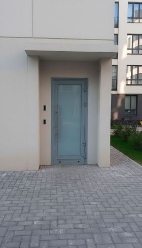 Энергоэффективная входная дверь серого цвета со стеклом и тонировкой