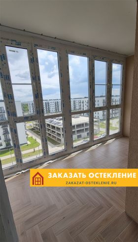 Французский балкон в многоквартирном доме с остеклением от пола до потолка