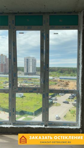 Лоджия с панорамным остеклением пластиковыми окнами белого цвета