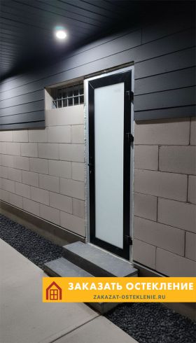 Дверь на входе в дом из пластикового профиля без стекла