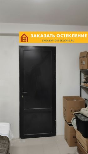 Дверь из алюминиевого профиля с усиленной конструкцией для складского помещения