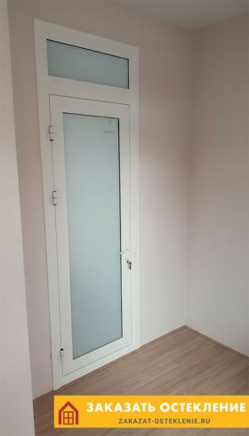 Глухая влагостойкая дверь из алюминиевого профиля с матовым стеклом