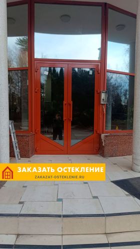 Двухстворчатая дверь со стеклом из алюминиевого профиля