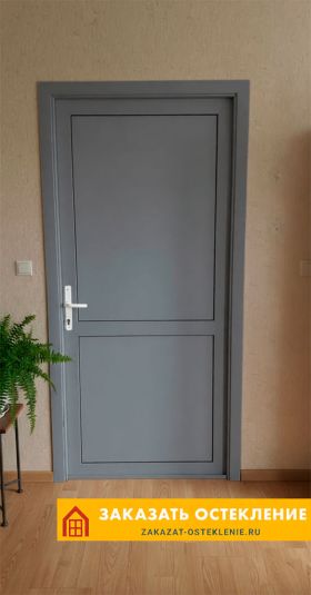 Серая межкомнатная дверь из пластикового профиля без стекла