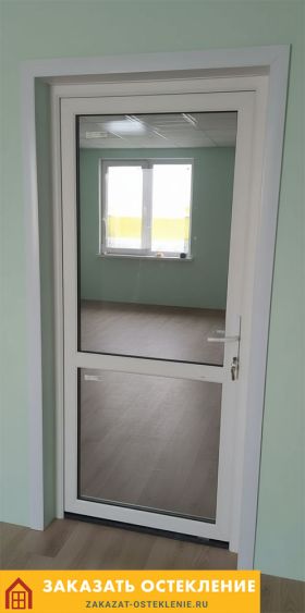 Белая пластиковая межкомнатная дверь со стеклом для квартиры
